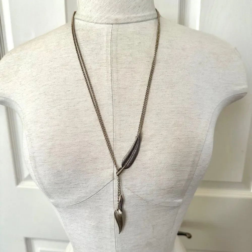 Gold tone leaf pendant necklace